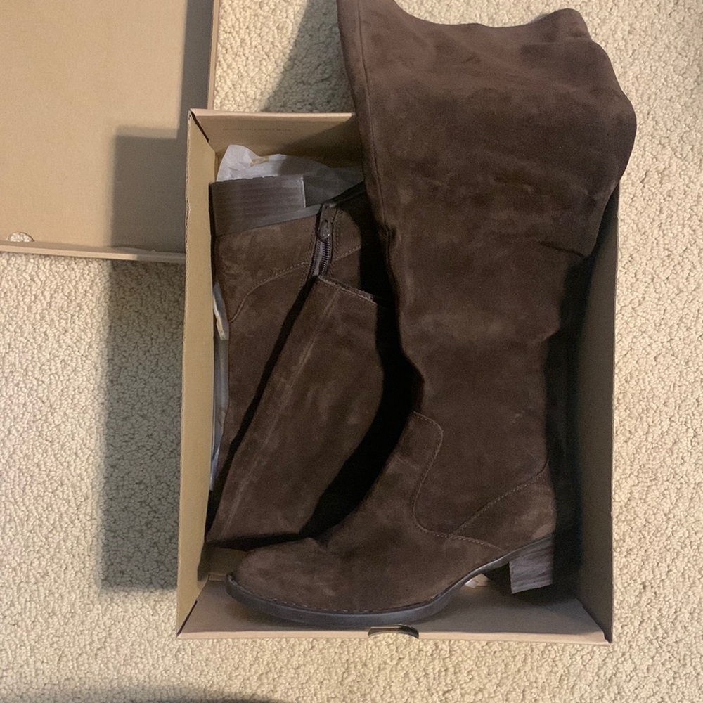 Born knee-high dark brown boots! Excellent condition!!